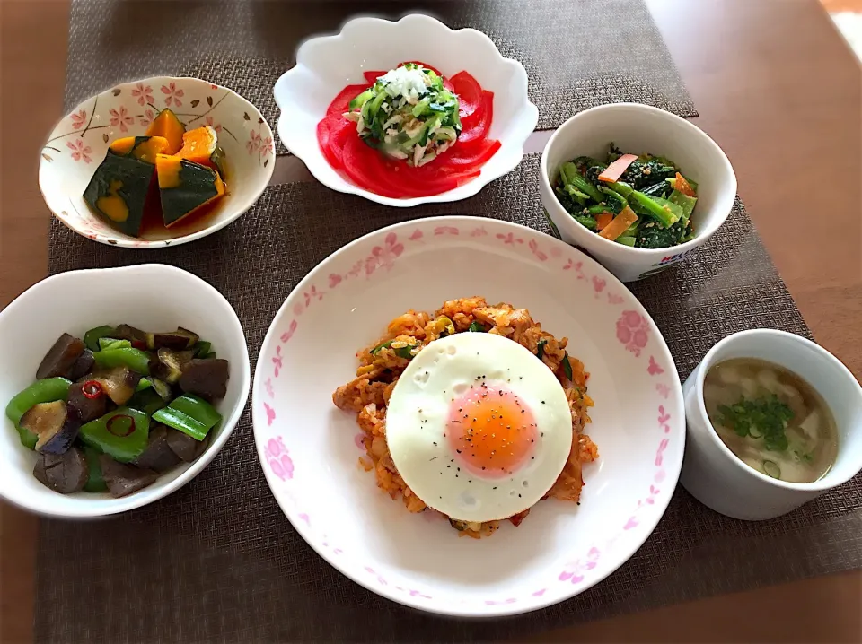 Snapdishの料理写真:豚キムチチャーハン・かぼちゃの煮物・なすとピーマンの味噌炒め・小松菜の胡麻和え・ささみときゅうりの梅和え・筍ときのこの中華スープ|ごまたまごさん