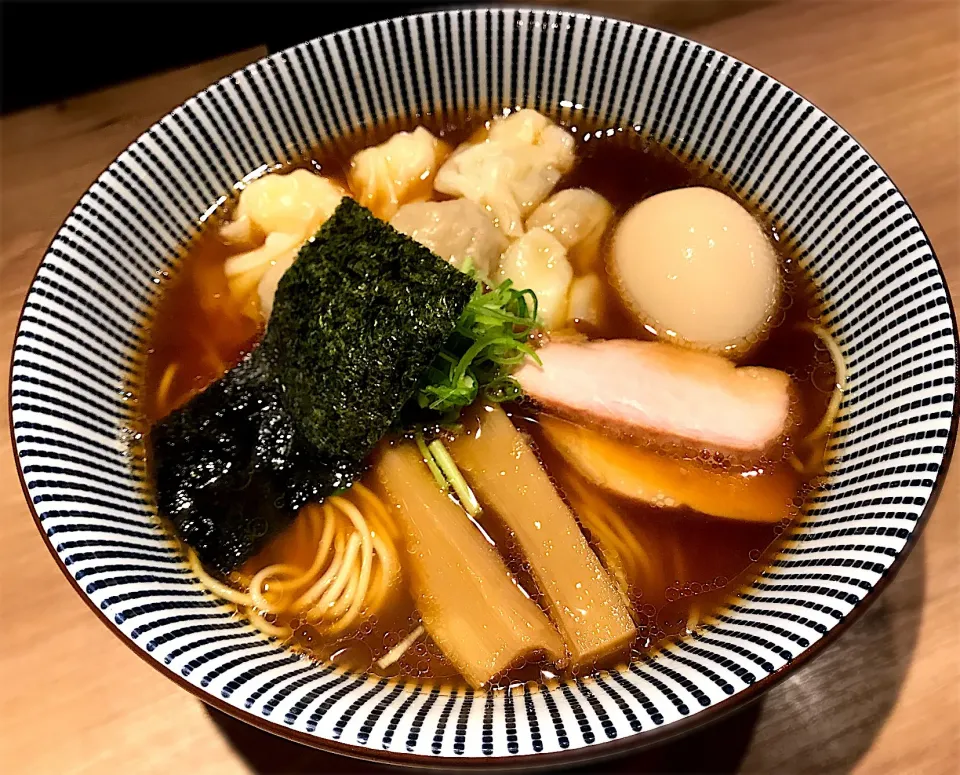 特製黒旨雲呑麺（雲呑＝肉3+海老3）+味玉|toshi,I🍴さん