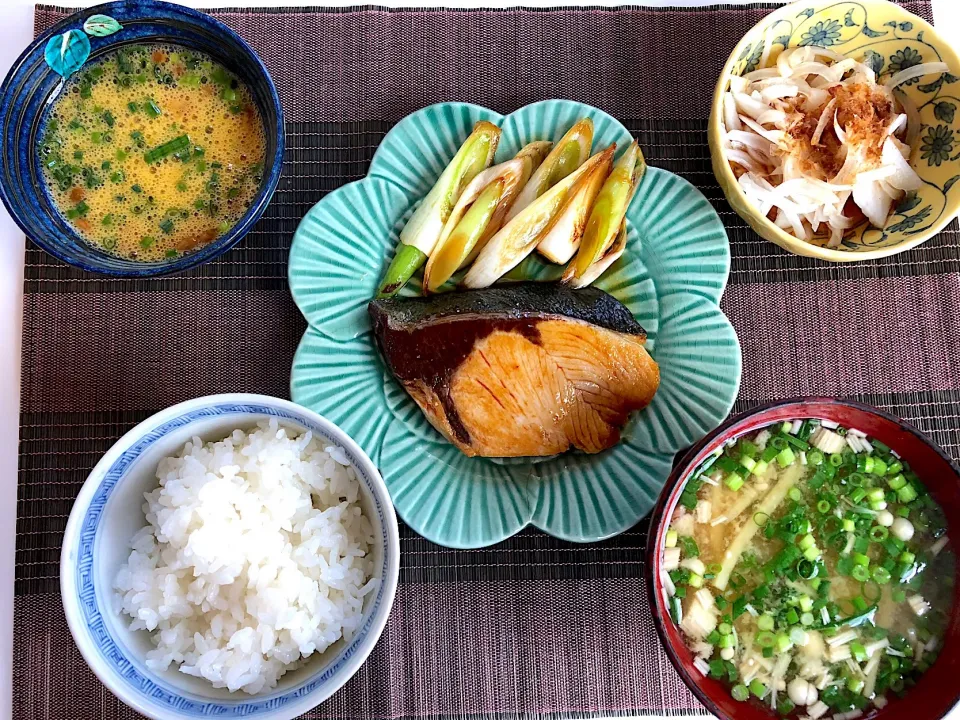 ぶりの照り焼き 新玉ねぎスライス 納豆 お味噌汁|まりとんさん