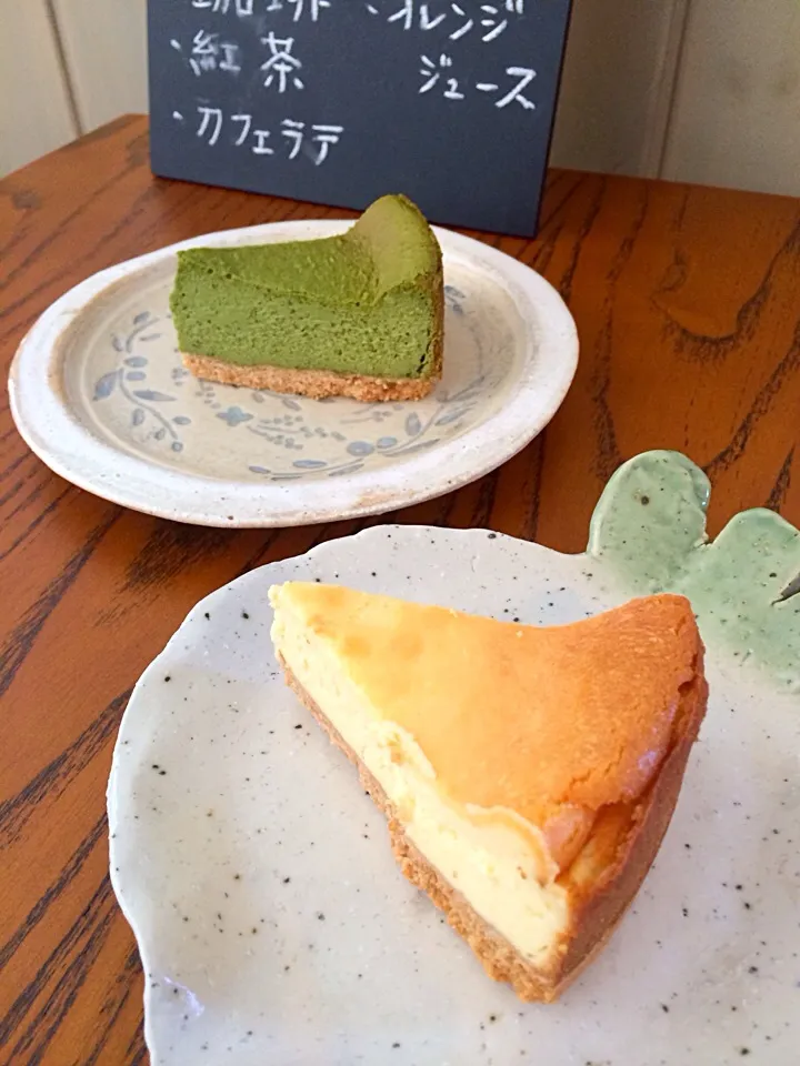 Snapdishの料理写真:本日のスイーツメニューはベイクドチーズケーキと抹茶ベイクドチーズケーキです。|maSami＊さん