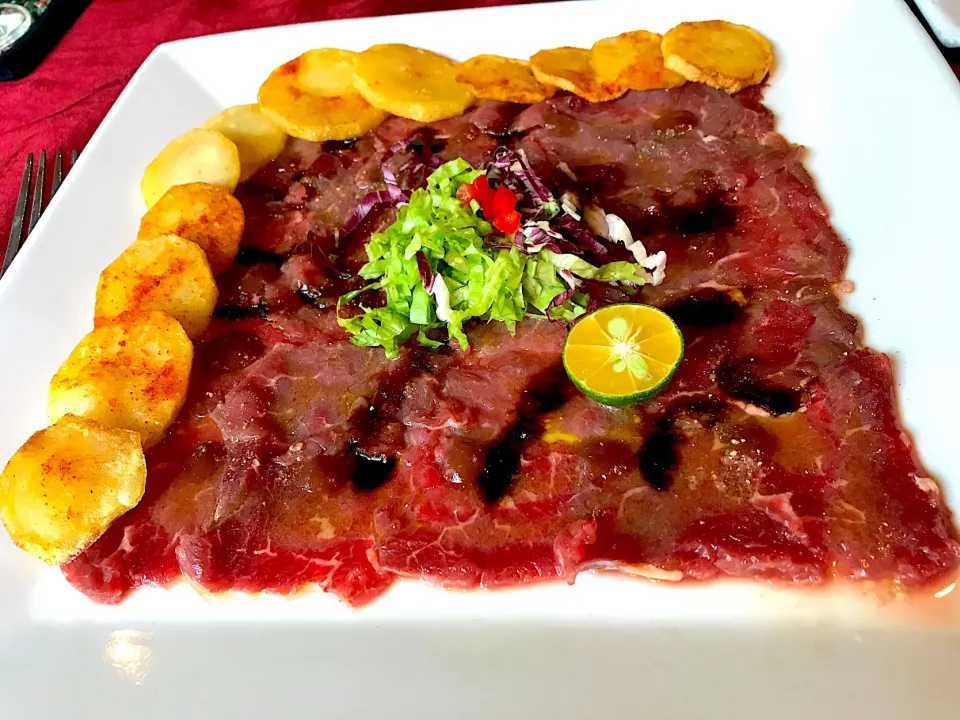 Snapdishの料理写真:Beef carpaccio, kumquat & tamarind dressing served with fried potatoes in chili & salad|Sky Blueさん