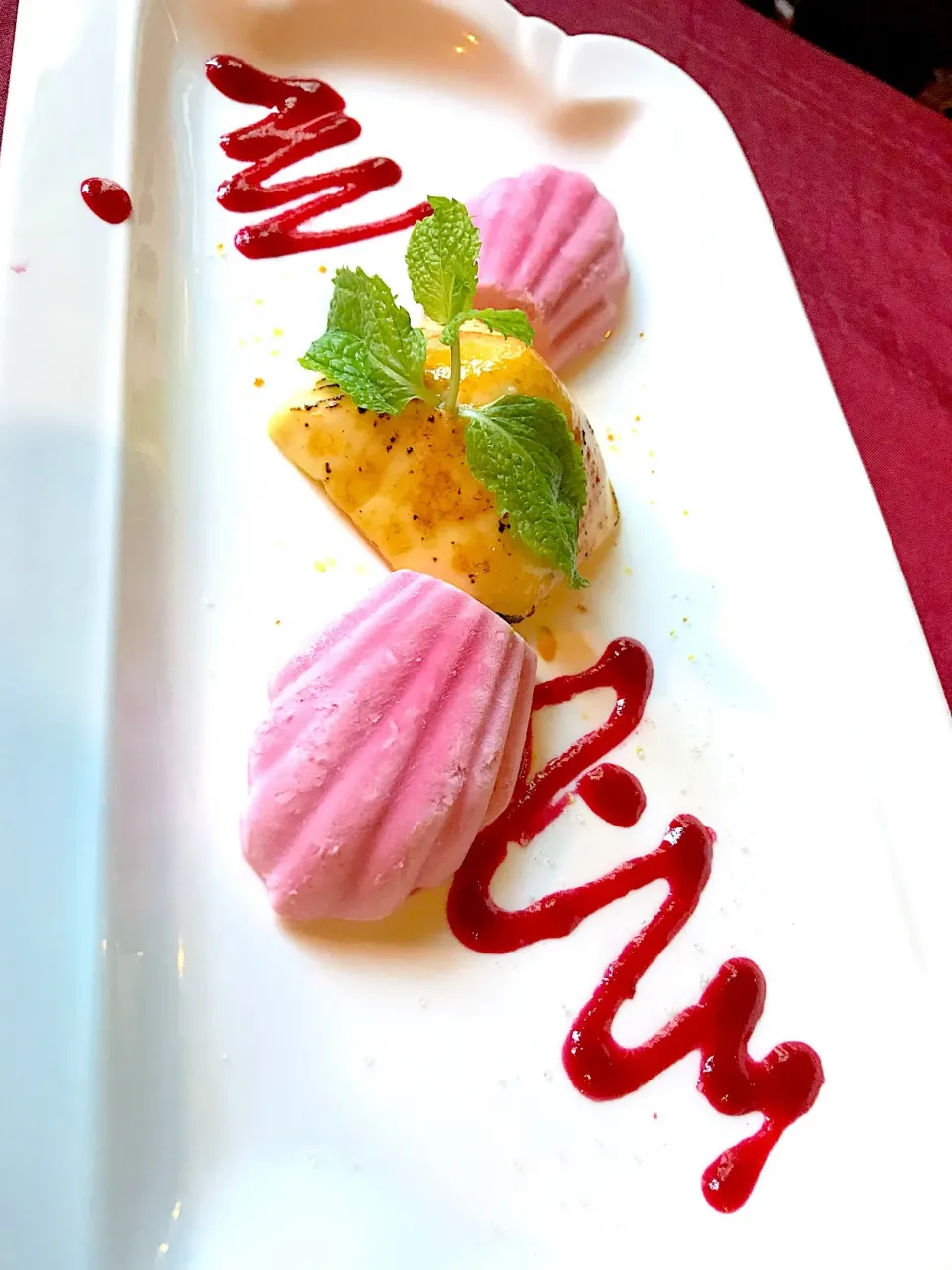 Creme brûlée of lemon grass served with red fruits yogurt ice cream|Sky Blueさん