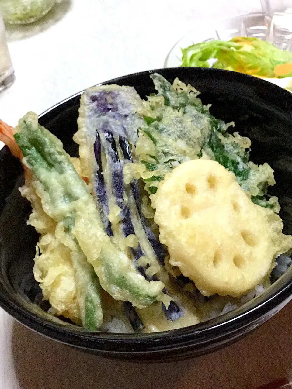 Snapdishの料理写真:野菜天丼〜ナス、玉ねぎのかき揚げ、レンコン、いんげん、大葉、ミニエビ|Ayaさん