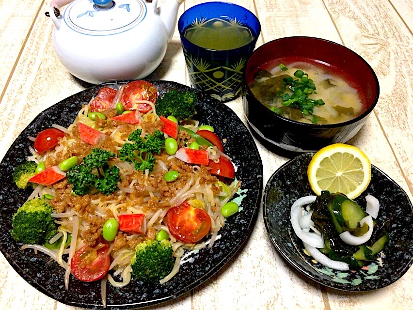 今日の男飯(＞人＜;)えび塩焼きそばアレンジ♫と新玉ときゅうりの酢の物とジャガイモと新玉とわかめの味噌汁♫|ひーちゃんさん