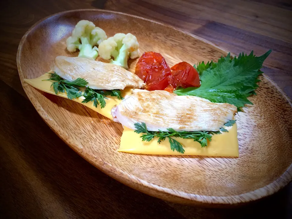 チェダーと香菜の鶏むねサンド🧀🌿🍗  ぷちぱメニュー②|ぱぴこ家さん