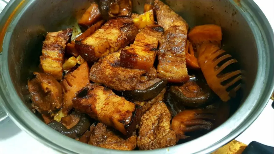 Snapdishの料理写真:春笋烧肉 - braised pork belly with Spring bamboo shoot and mushroom|steven z.y.さん