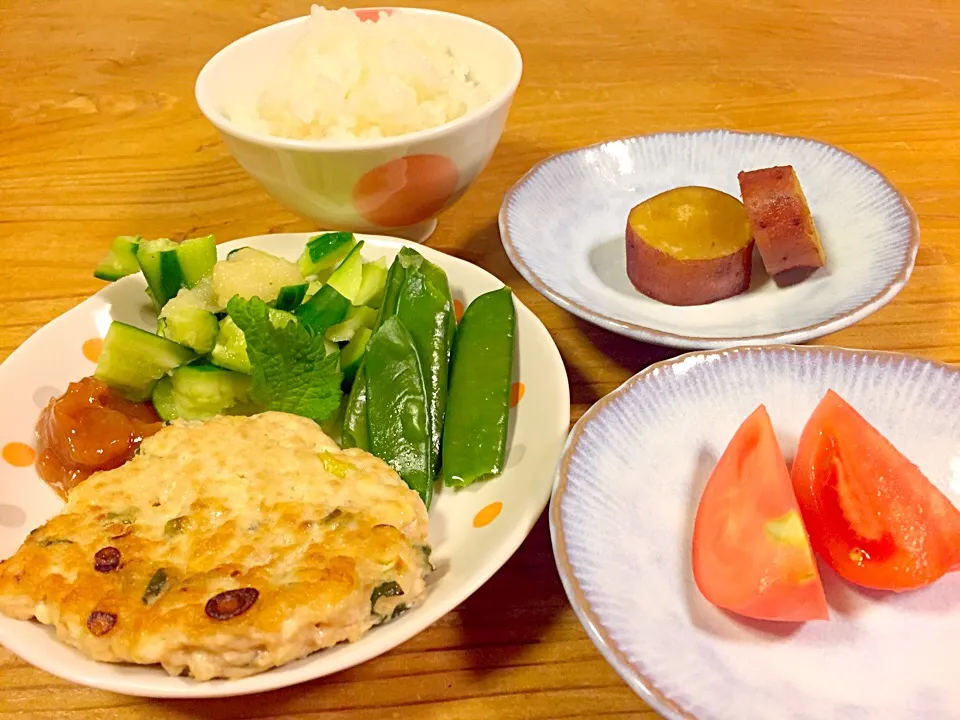 Snapdishの料理写真:鶏ひき肉とシソ、豆腐のハンバーグ。梅肉ソースとポン酢で食べました。|pepiさん