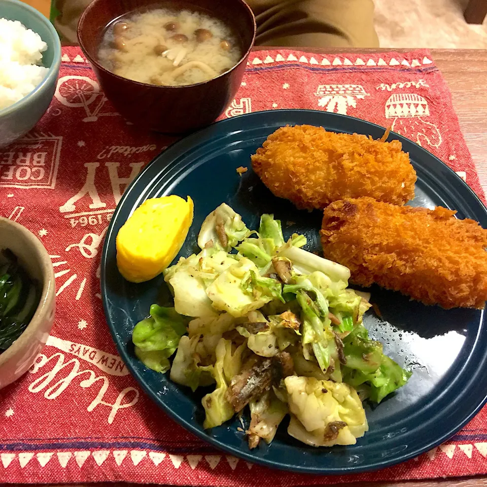 4.30夕飯 海老クリームコロッケ、キャベツのアンチョビ炒め|ピカさん