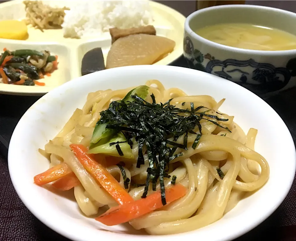 Snapdishの料理写真:一昨日の賄い  晩ごはん⭐️🔆🔆 焼きうどん  おでん  山菜の和え物  ごぼうサラダ  沢庵漬け  白飯  味噌汁|ぽんたさん