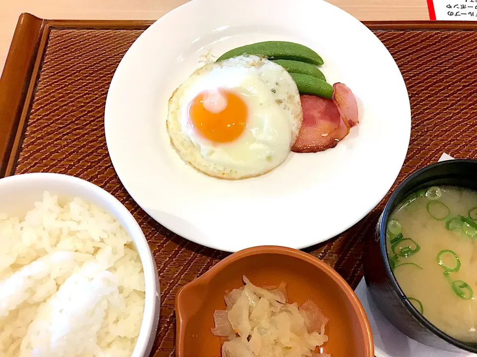 Snapdishの料理写真:目玉焼き&ベーコン朝定食|マハロ菊池さん