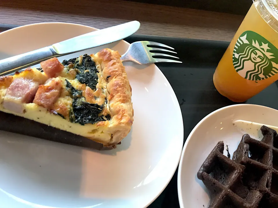 ベーコンとほうれん草のキッシュ  チョコレートワッフル  柚子シトラスティー🍹|ch＊K*∀o(^^*)♪さん