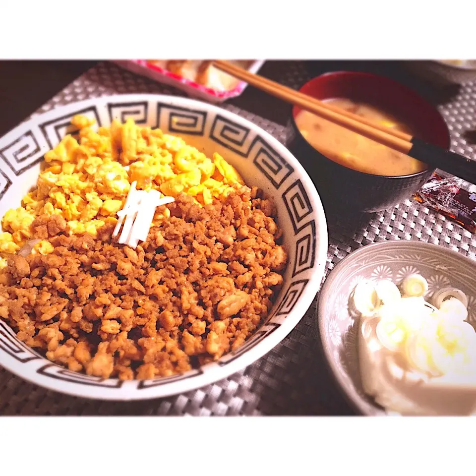 Snapdishの料理写真:二色丼、なめこの味噌汁、冷奴|ayumi obaさん