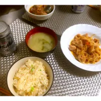 Snapdishの料理写真:アサリの炊き込みご飯、鶏ともやしの辛味噌炒め、お味噌汁|ayumi obaさん