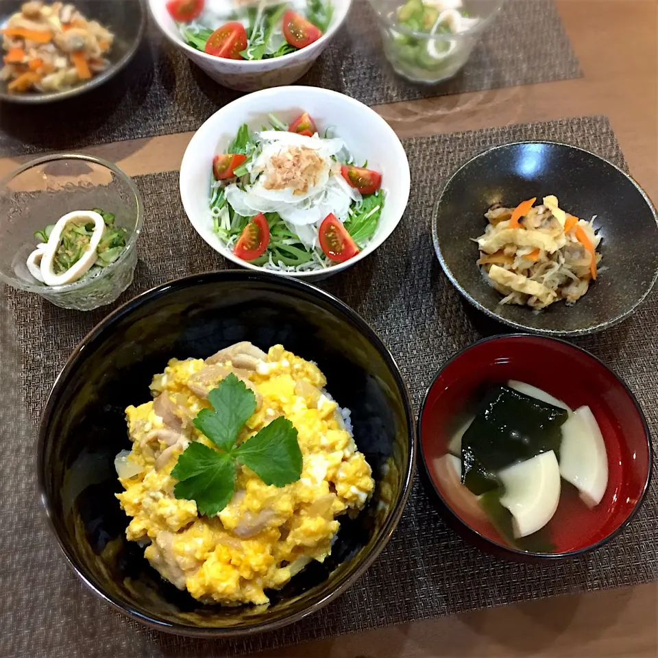 親子丼・いかと胡瓜の酢の物・水菜と新玉ねぎのじゃこサラダ・あさりの切り干し大根煮・若竹汁|ごまたまごさん