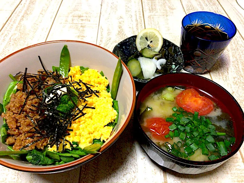 今日の男飯(＞人＜;)テニス前の軽食バージョン！そぼろ丼とジャガイモとブロッコリーの茎とわかめとトマトの味噌汁と酢の物♫|ひーちゃんさん