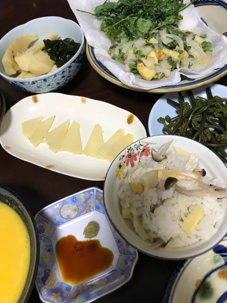 5月1日晩ご飯。昨日掘ってきた筍で筍ご飯、筍のお刺身、若竹煮、山菜と合わせてかき揚げ。ユキノシタ、セリ、三つ葉。わらび。カボチャのポタージュ。|あやさん