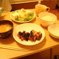 Snapdishの料理写真:鶏肉のもろみ漬け焼き、豆腐サラダ、お味噌汁|てほてんさん