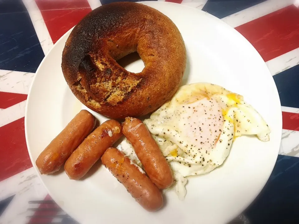 焦げたベーグルと目玉焼きとウィンナー🍳|くろねこっく🐈‍⬛さん