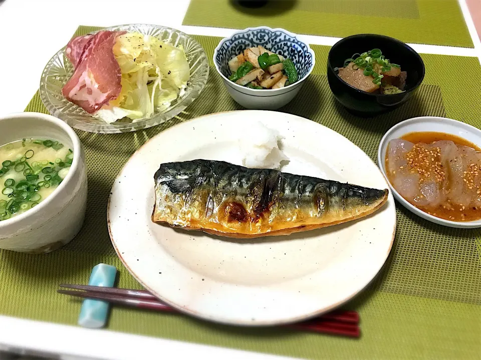 汐鯖定食。鯖の塩焼き、蓮根の天ぷらとピーマンの生姜醤油炒め、大根と牛スジ煮込み、野菜サラダ、豆腐と油揚げのお味噌汁。|yukiさん