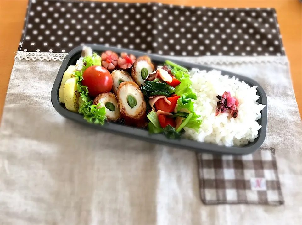 Snapdishの料理写真:いんげんin竹輪の肉巻き🥓
小松菜＋ベーコン＋パプリカ炒め😆
じゃがいも、蓮根ソテー🥔
ウインナー🌸
🍅🍚|あやこさん