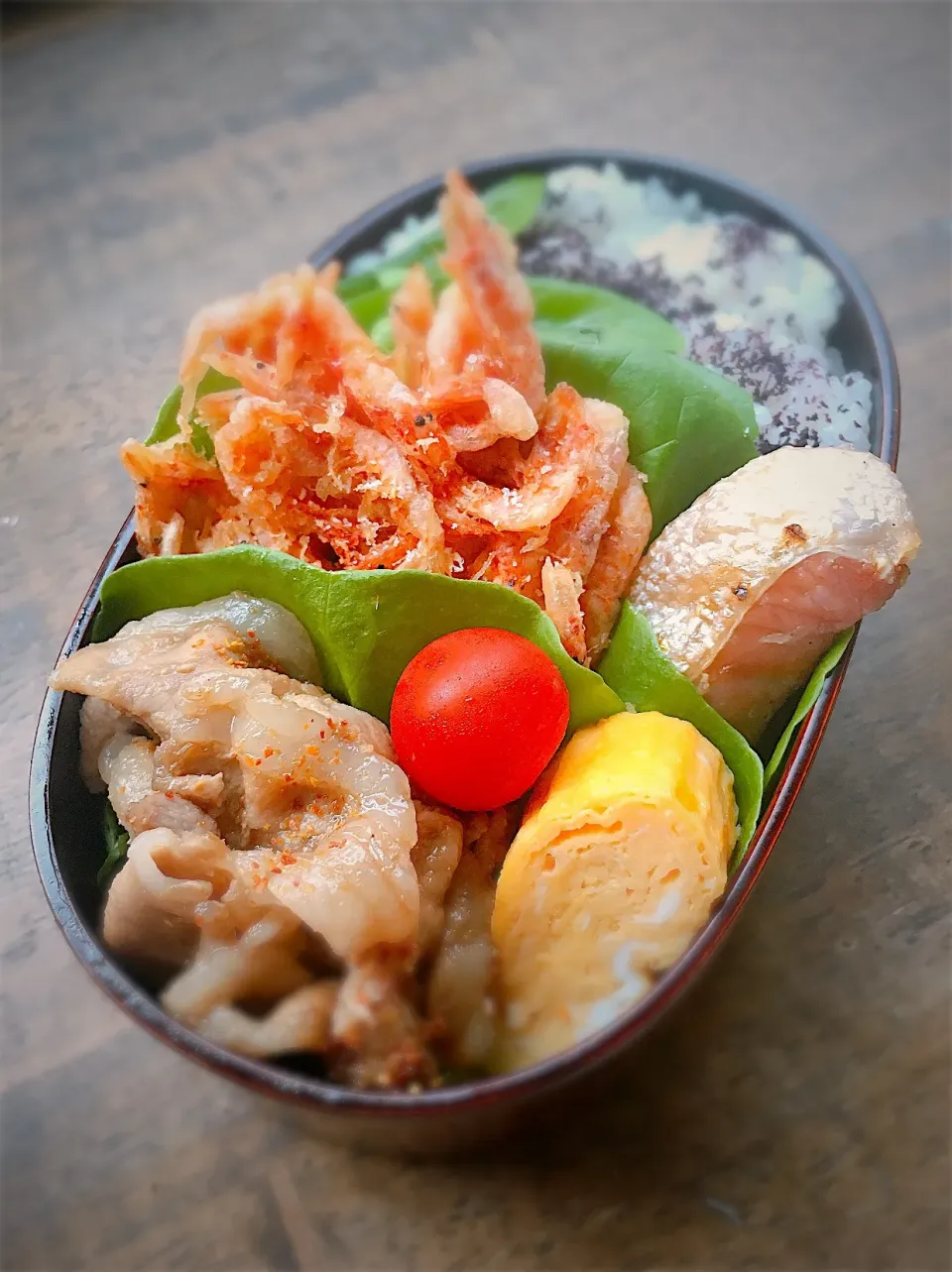 今日のお弁当
・塩シャケ
・桜えびのかき揚げ
・出汁巻
・豚肉生姜焼|akiさん