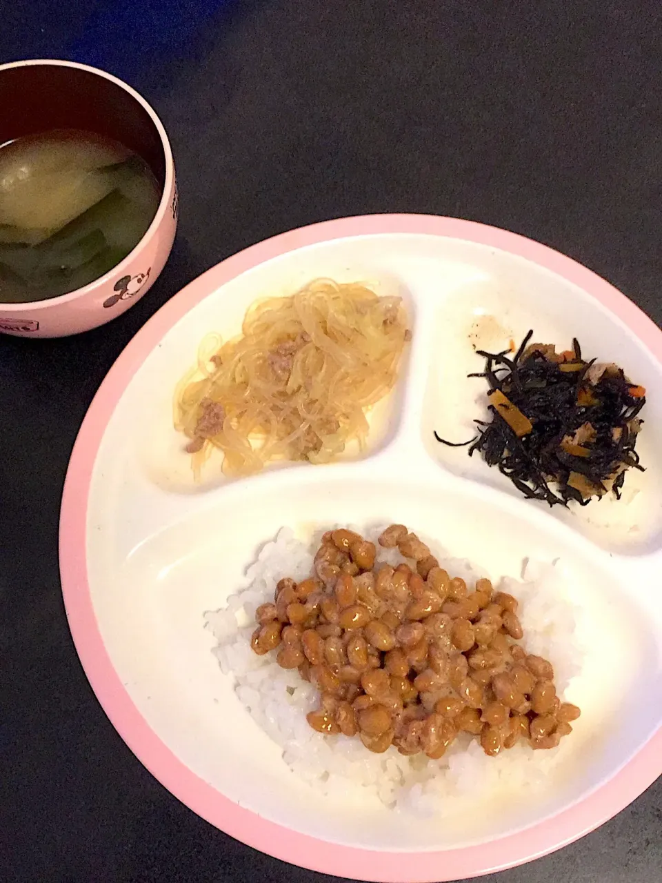 幼児食 夜
・納豆ごはん
・白菜と春雨のそぼろ煮
・ひじきの煮物
・ワカメのお味噌汁
・ブドウ|ぺろたんさん