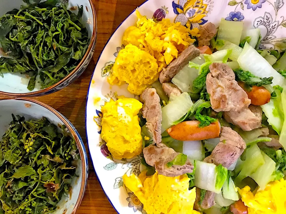 豚と白菜の炒め物は、青梗菜とソーセージ追加で。上・あずき菜、下・あえ菜のお浸しはかつお節とだし醤油で。|mikaさん