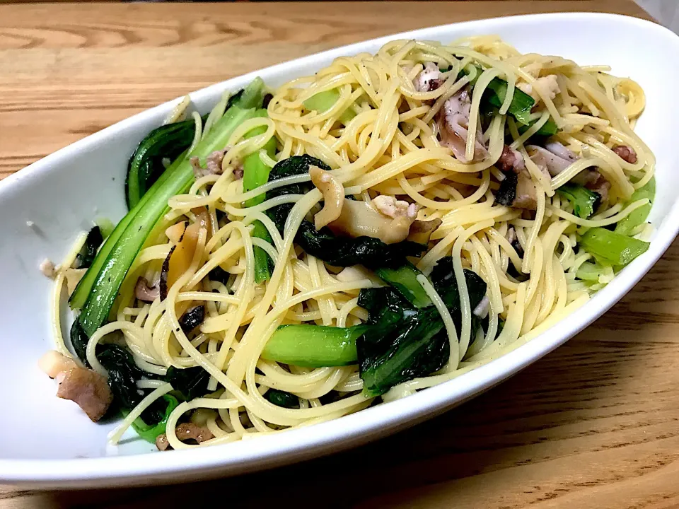 Snapdishの料理写真:【釣】手長タコとコウ貝 小松菜のアーリオオーリオ 子どもが食べるのでペペロン無し
#アーリオオーリオ|さくたろうさん