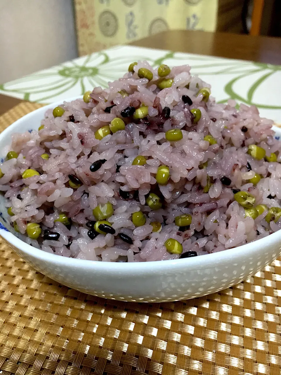 緑豆🌿と黒米のもちもちご飯                   なんだかお赤飯ぽい㊗️ ５月2日|🌿ぴぴさん