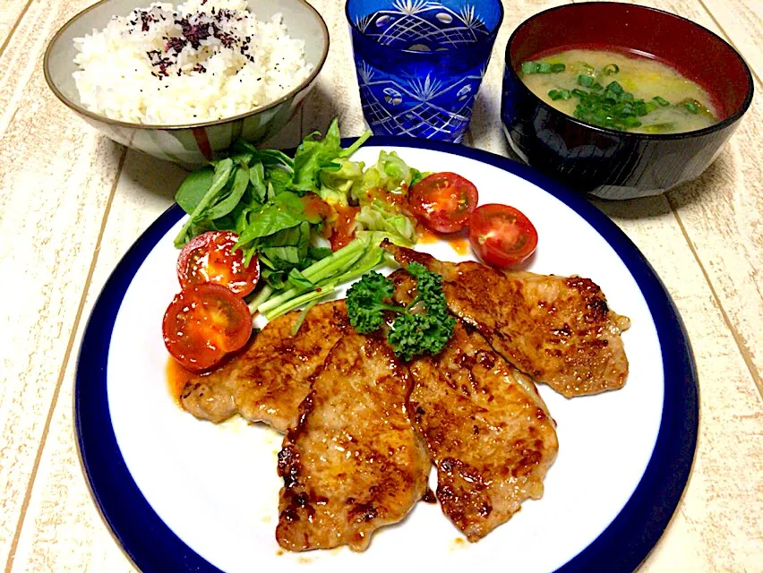 今日の男飯(｡-_-｡)豚の生姜焼き5枚とキャベツと長ネギとジャガイモの味噌汁としそご飯♫|ひーちゃんさん