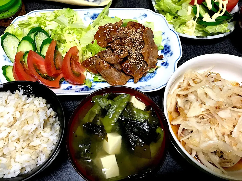 もち麦飯、ニセアカシア甘酢漬け新玉ねぎおかか和え、トマトキャベツレタスサラダ、絹さや豆腐ワカメ味噌汁、牛カルビ焼き、|ms903さん