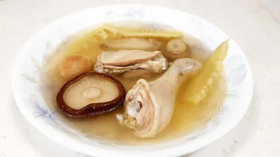 Chicken soup with dried scallops, bamboo shoots and mushrooms|steven z.y.さん