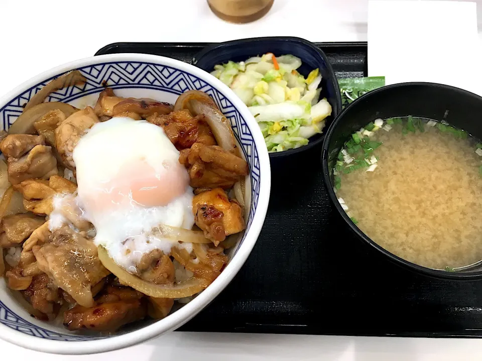 Snapdishの料理写真:鶏すき丼 お新香・味噌汁セット|しのぶさん