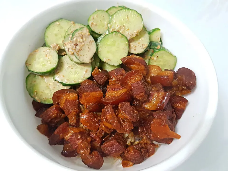 Braised pork belly with Japanese cucumber + rice +  roasted sesame sauce 👅👄love it♡ stew with 2 bulbs of garlic♡♡♡|🌷lynnlicious🌷さん