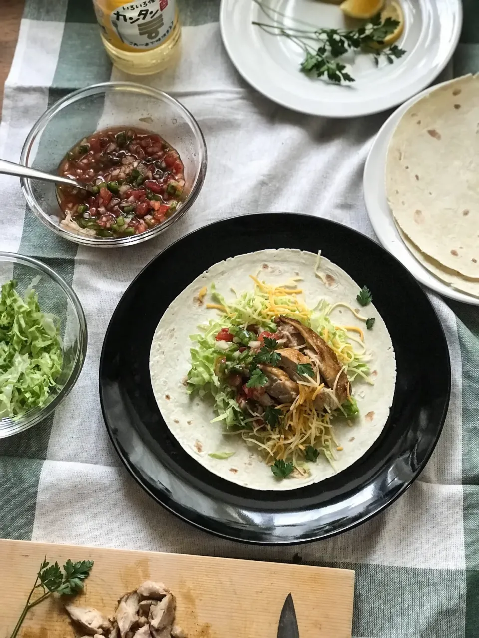 Snapdishの料理写真:甘酢照り焼きチキンの和風タコス🌮 &カンタン酢サルサソース|まる(丸大豆)さん