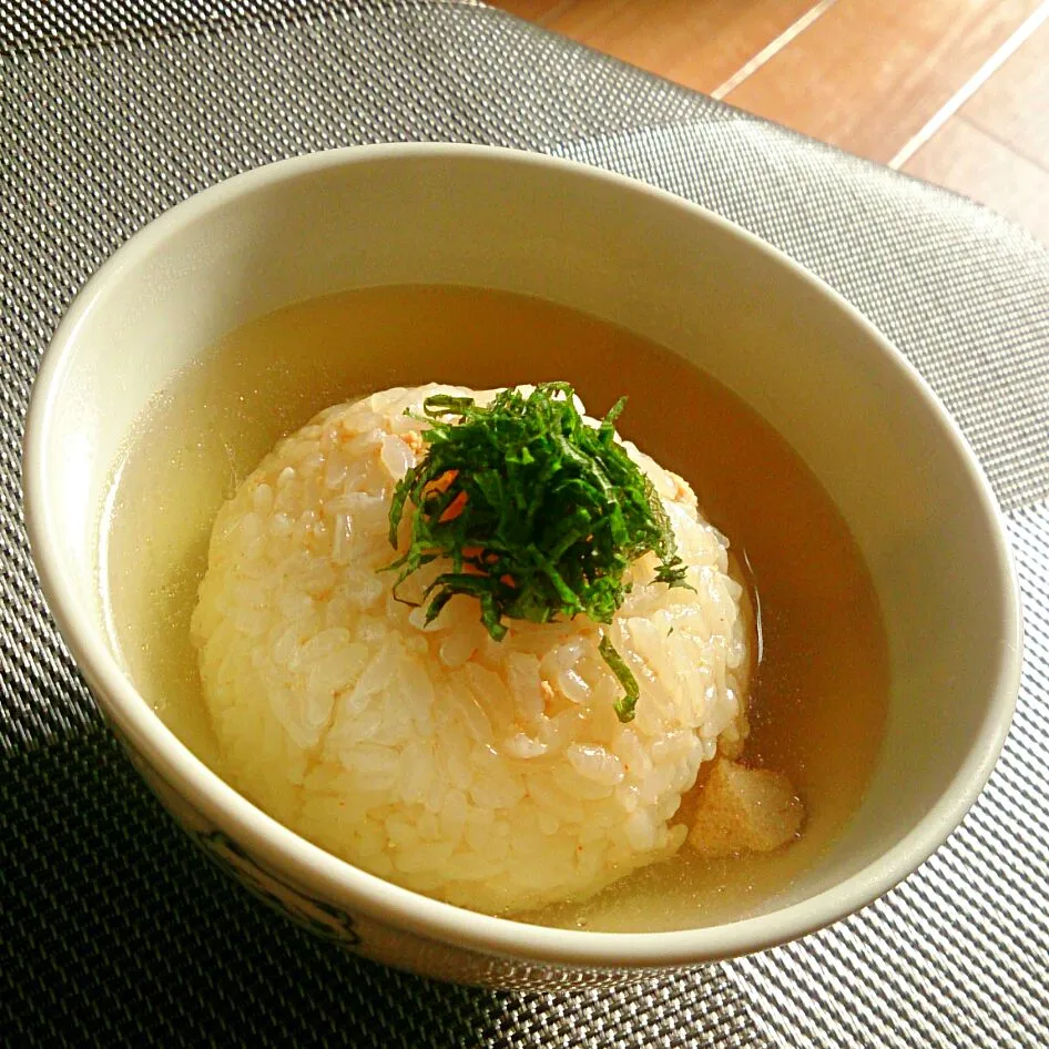 明太バター醤油炊き込みおにぎりのスープ茶漬け|mi_neneco♪さん