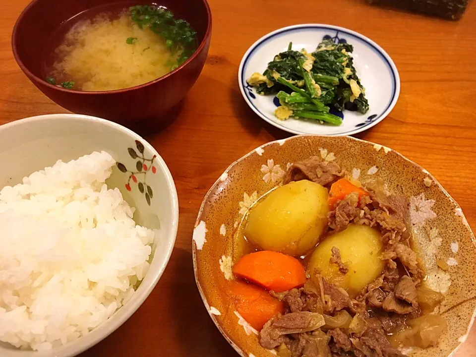 Snapdishの料理写真:5/3 夕飯♪ 肉じゃが  ほうれん草卵とじ  味噌汁|ikukoさん