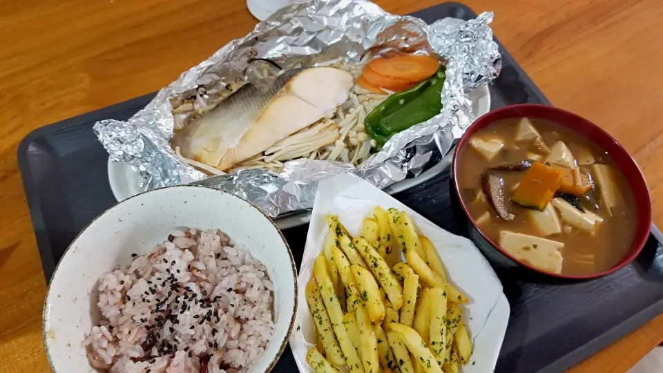 ・赤飯
・鮭のホイル焼き
・フライドポテト海苔塩味
・味噌汁|あぁちゃんさん