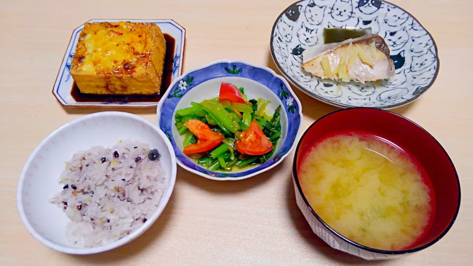 ４月４日　鰤の酒塩煮　小松菜とトマトの洋風おひたし　厚揚げチーズ　お味噌汁|いもこ。さん