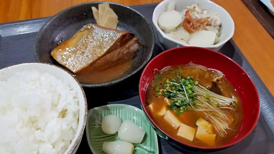 Snapdishの料理写真:・ぶりのさっぱり照り焼き
・里芋と鳥むね肉の梅干し煮
・ブロッコリースプラウトの味噌汁
・らっきょう|あぁちゃんさん