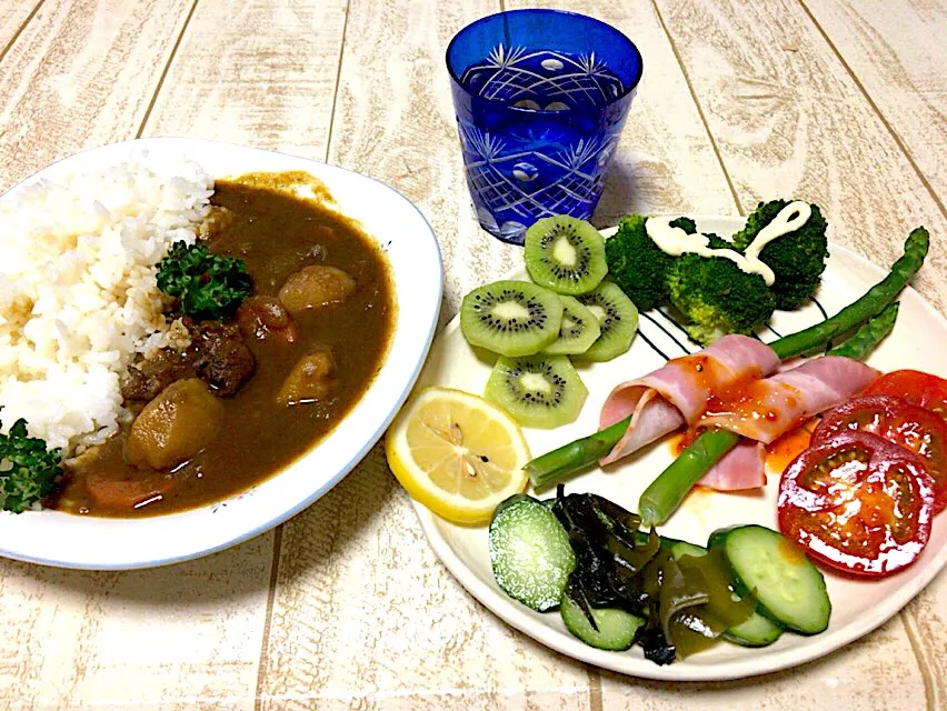 Snapdishの料理写真:今日の男飯(｡-_-｡)カレーを解凍とサラダプレート🥗トマト、きゅうりの酢の物レモン漬け、ブロッコリー、アスパラのベーコン巻き、キウイ♫|ひーちゃんさん