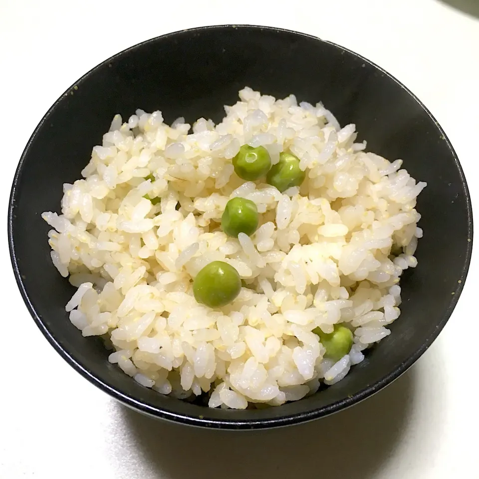 Snapdishの料理写真:胚芽米でグリーンピースごはん
 #グリーンピースご飯  #胚芽米|Shirokoさん