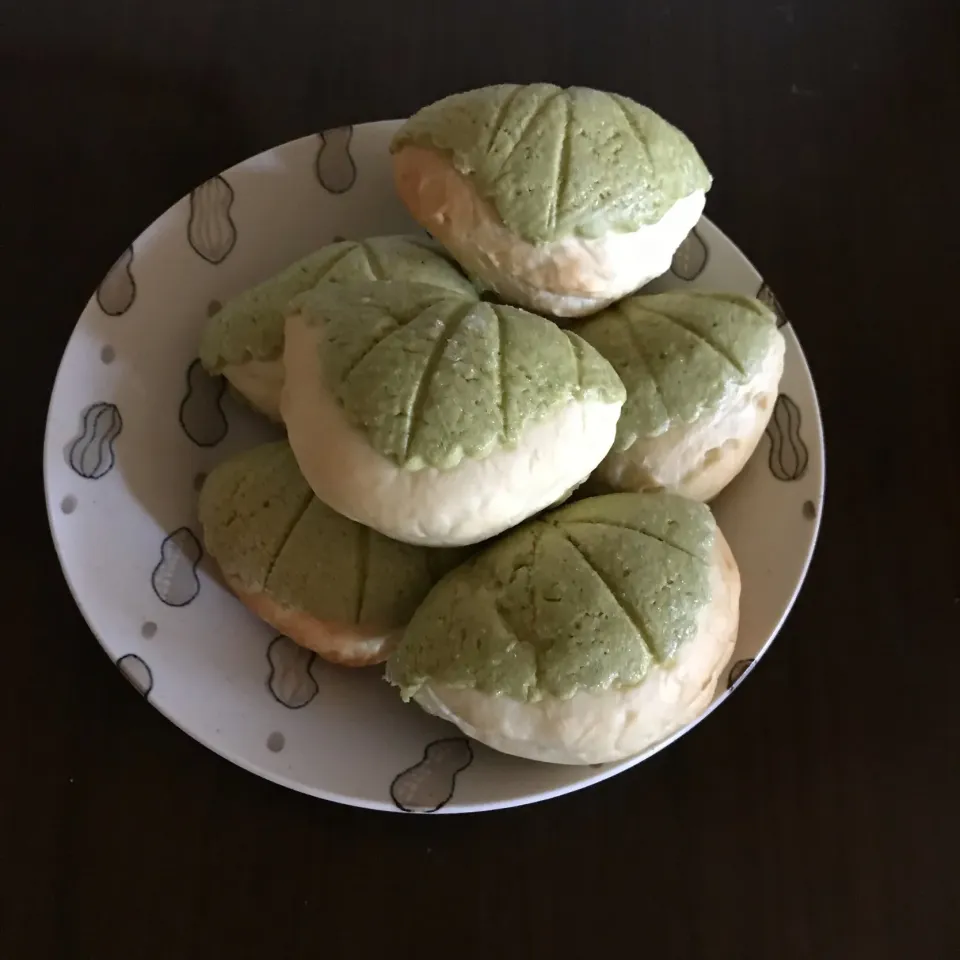 Snapdishの料理写真:柏餅みたいなメロンあんパン🍈|Ｌilicaさん