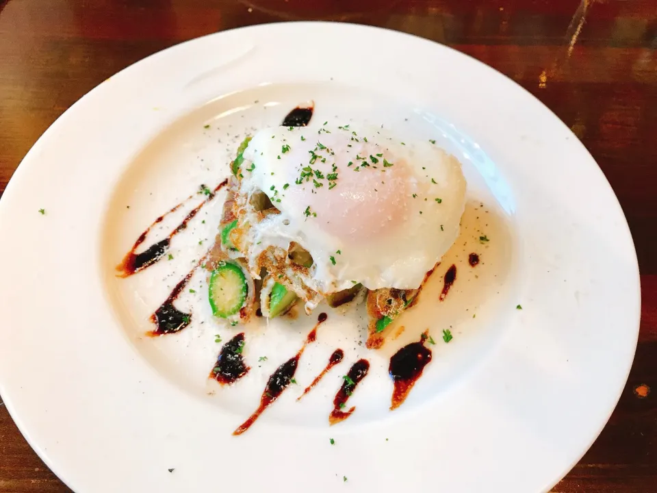 アスパラ豚バラ巻き目玉焼きのせ|ちゃみこさん