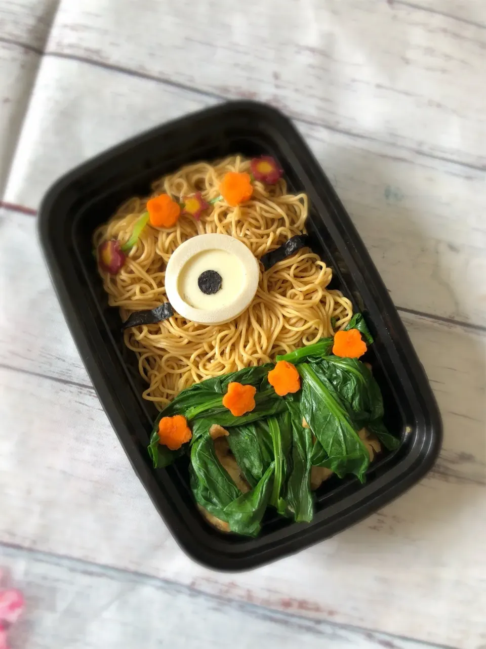 Wanton noodles #デコ弁  #minions  #noodles  #bento|bentome123さん