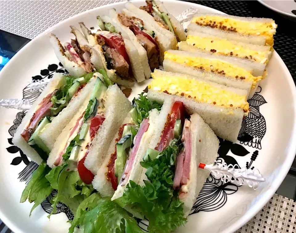 休日の遅めのランチは、サバ、ベーコンレタストマト、タマゴのサンドイッチ🥪どす。朝軽くしたけど、これで元どおり🐷ちなみに、これで4人前どす。|にゃあ（芸名）さん