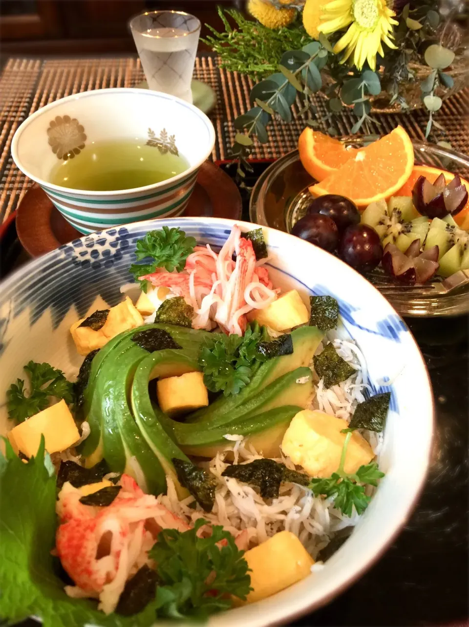 アボカド&しらす&カニカマ玉子丼❣️ 『食欲の無い時〜〜⬇︎』３日連続でフルーツとこの丼を食べてました〜（笑）|paaruさん