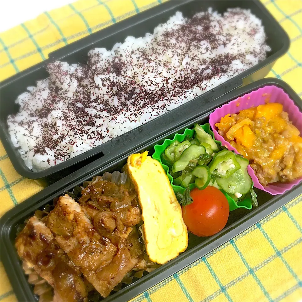 👨🏻父ちゃん弁当 豚ロースのにんにく味噌漬け 卵焼き キュウリ大葉オクラのゆずポン和え かぼちゃのそぼろ煮|まいまいさん