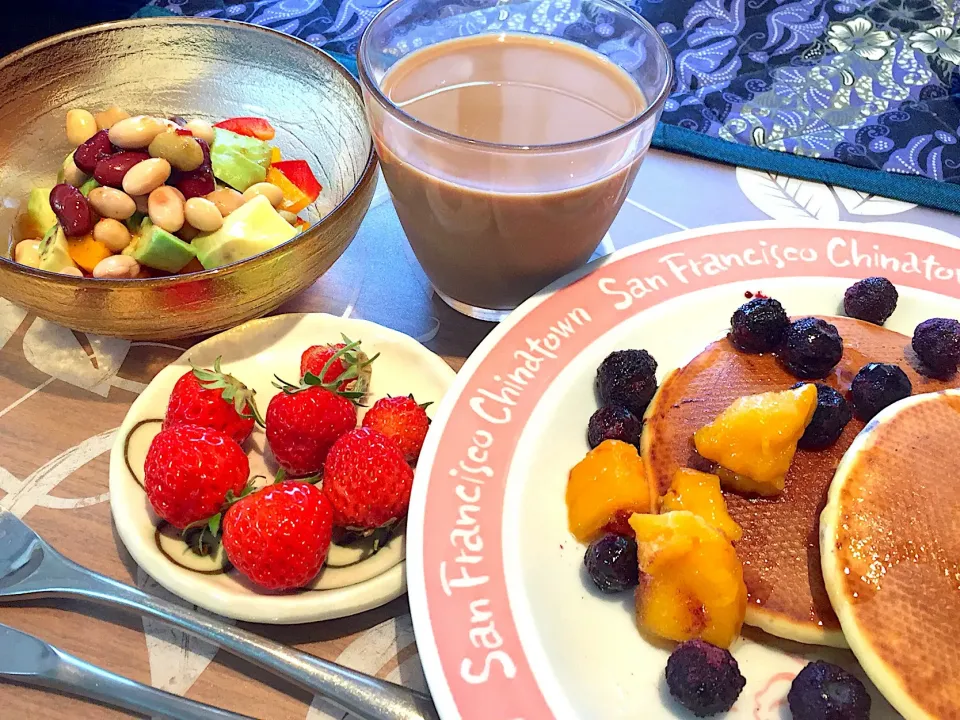 日曜日の朝ごはん
ホットケーキフルーツ添え、朝採れいちご、パプリカとアボカドと豆のサラダ、珈琲|かよちゃんさん