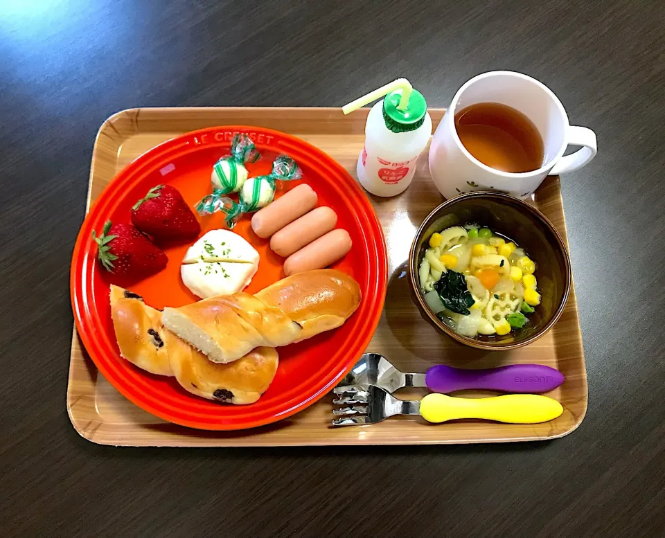 5/6❁息子 朝ごはん☀️
レーズンバタースティックパン
野菜スープパスタ🥦
ウインナー
チーズインウインナー
チーズかまぼこ
ヨーグルトボール🍬
いちご🍓
りんごと乳酸菌
麦茶|つんさん